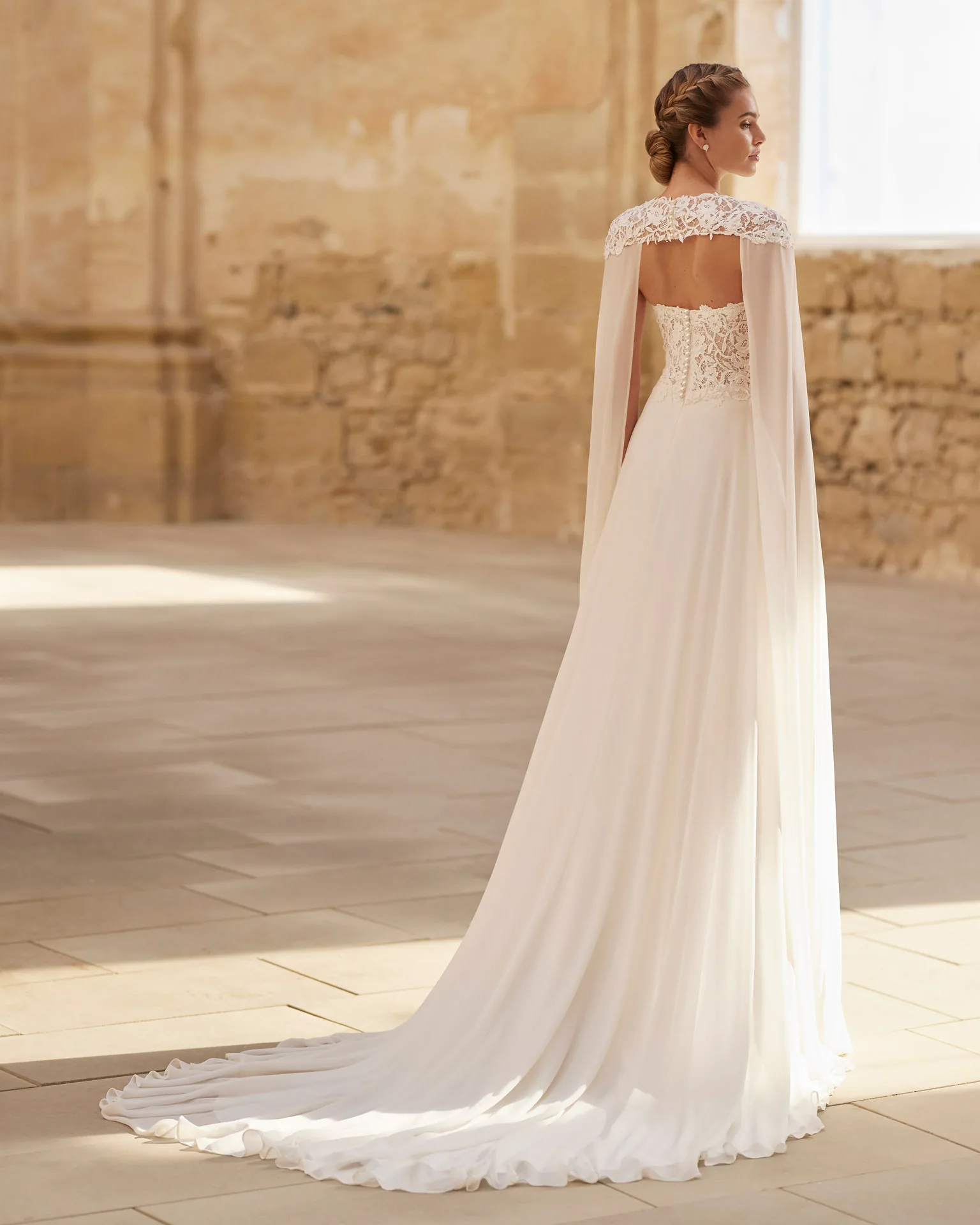 Robe de mariée Halo, Alma Novia, silhouette fluide