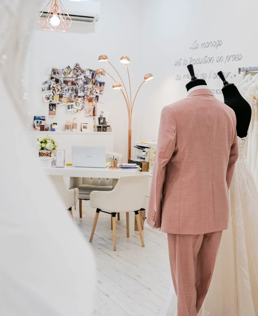 Le bureau du salon, un costume rose sur son cintre