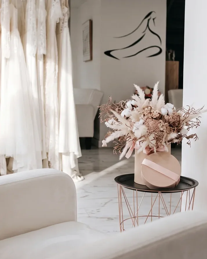 Le salon de L’Écrin Blanc : le fauteuil, le portant des robes et la silhouette peinte sur le mur