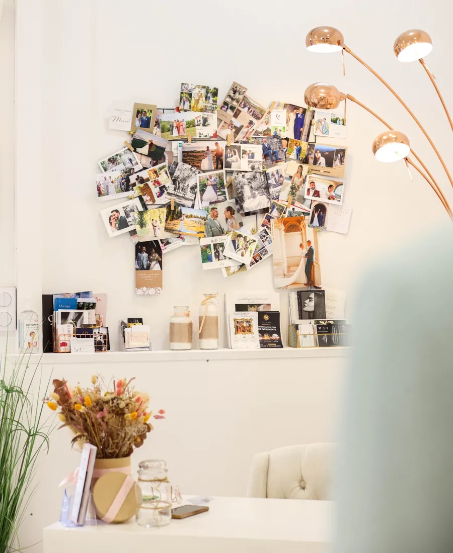 Le mur des photos de mariées, disposées en cœur