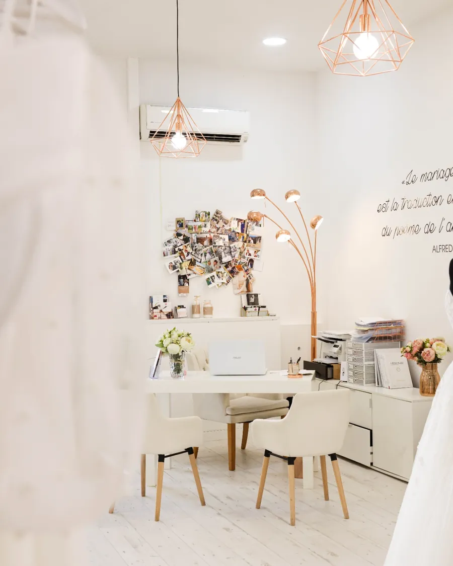 Le salon sous son plafonnier